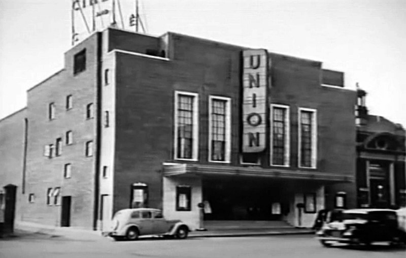 The Union Cinema, Dunstable and next door the former Palace Theatre / Cinema, Dunstable in the late 1930s.