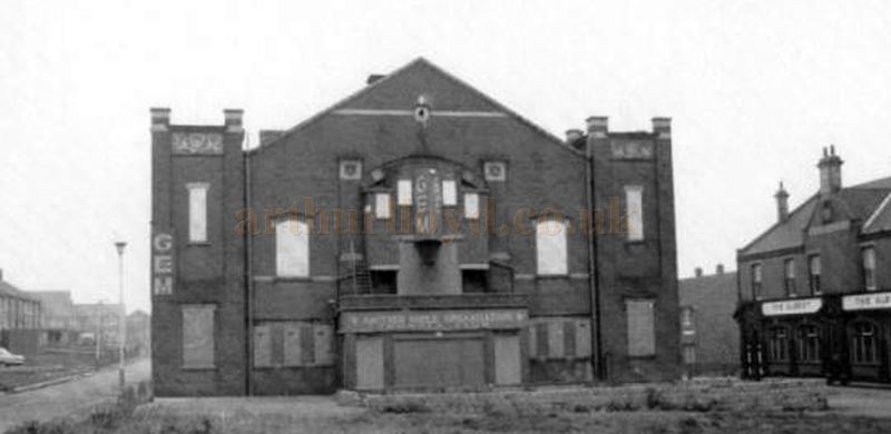 The Gem Theatre, Hebburn, closed and borded up before its demolition in 1974.