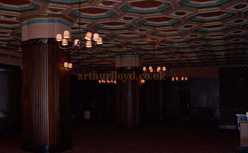 The Circle Lounge of the Gaumont State, Kilburn in April 2009 - Photo M. L. - 'Here is a delightfully decorated and tastefully furnished lounge where patrons may rest or wait to meet their friends.'