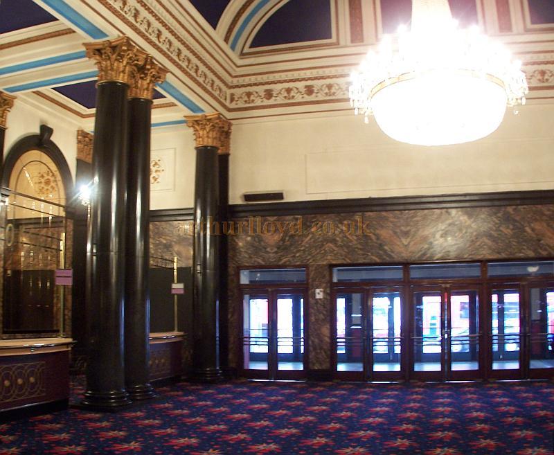 The Inner Foyer of the Gaumont State, Kilburn in April 2009 - Photo M. L. - 'This commodious space is in keeping with the vastness of the theatre and serves as a comfortable rendezvous for you and your friends.