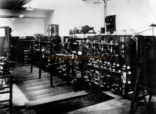 The first 2LO transmitter installed on the 7th floor of Marconi House. Broadcast M.W.T. programmes from May 7th 1922 until taken over as first transmitter of the British Broadcasting Company on November 15th 1922, for which it continued service until May 1st 1923 and afterwards as stand-by. Preserved at Brookmans Park. - Courtesy John A. Strubbe F.R.I.B.A.