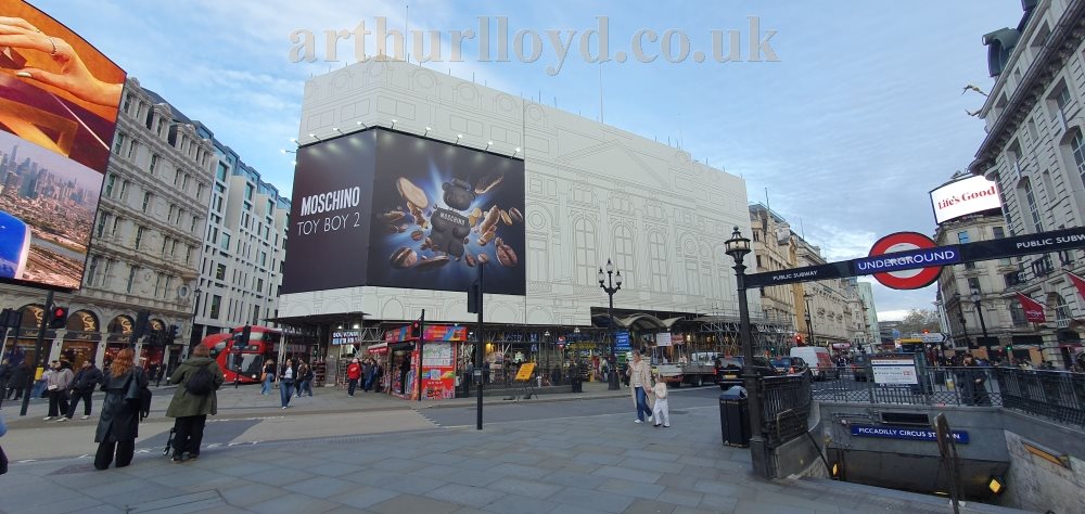 The London Pavilion, once again shrouded in scaffolding and being redeveloped, this time in November 2025 for its conversion into an Hotel - Photo M.L.