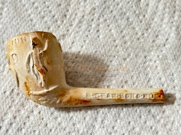 A recently found Clay Pipe bearing the names of Robert Gear and his Borough Music Hall on it - Kindly sent in by its finder Sally Sampson.