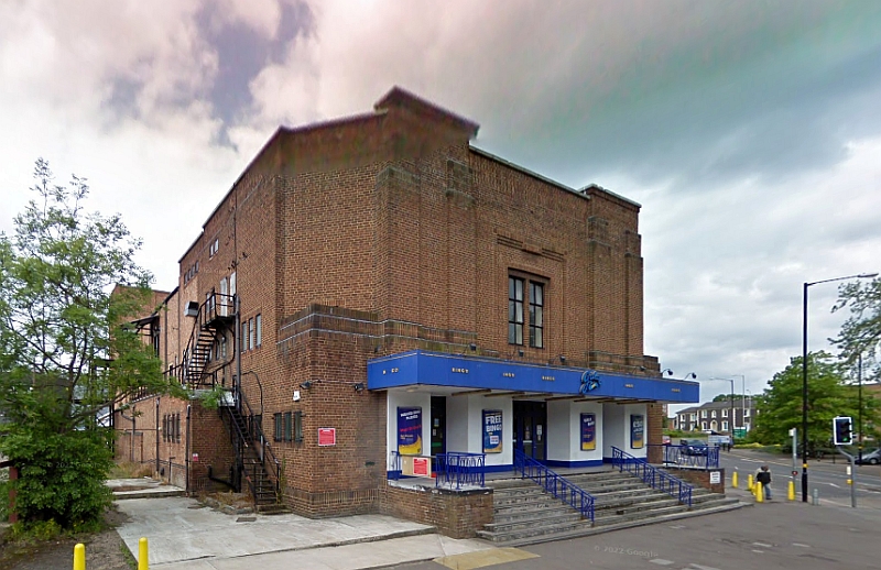 A Google StreetView Image showing the former Plaza / Granada Cinema, Rugby in June 2009 - Click to Interact.