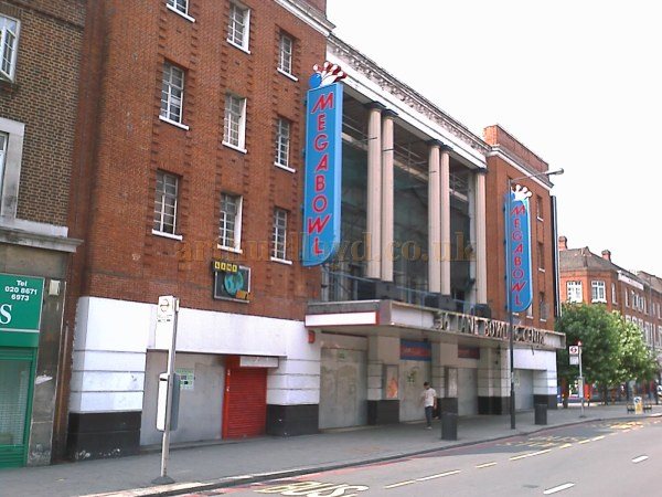 The Streatham Bowl, formerly the Gaumont Palace Theatre, Streatham Hill, in August 2007 - Photo M.L.